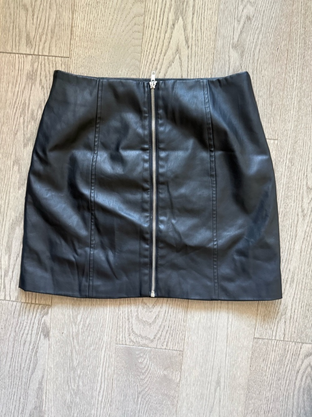 Forever 21 Black Faux Leather High Rise Zip-Front Mini Skirt in size M